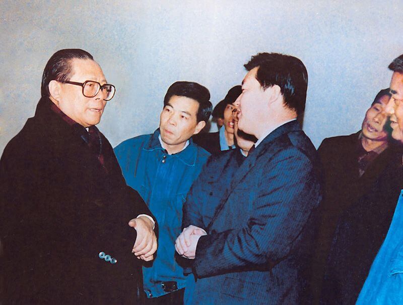 1991年2月5日，时任中共中央总书记的江 泽 民（左一）视察利来国际，他指示：“抓住机遇，深化改革，扩大开放，促进发展，保持稳定。”