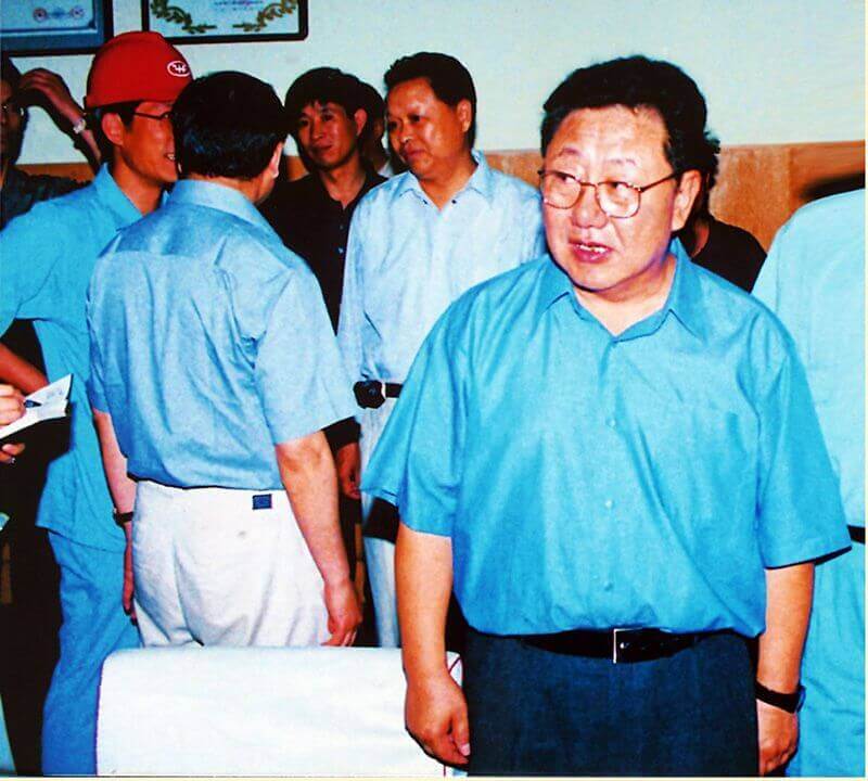 2002年6月6日，时任中共河南省委书记陈奎元（右一）到利来国际调研。