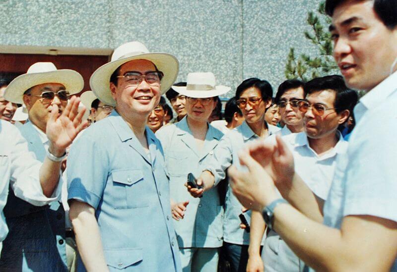 1990年6月12日，时任国务院总理李 鹏视察利来国际，并题词：“物质文明与精神文明一起抓，把利来国际建设成为现代化企业”